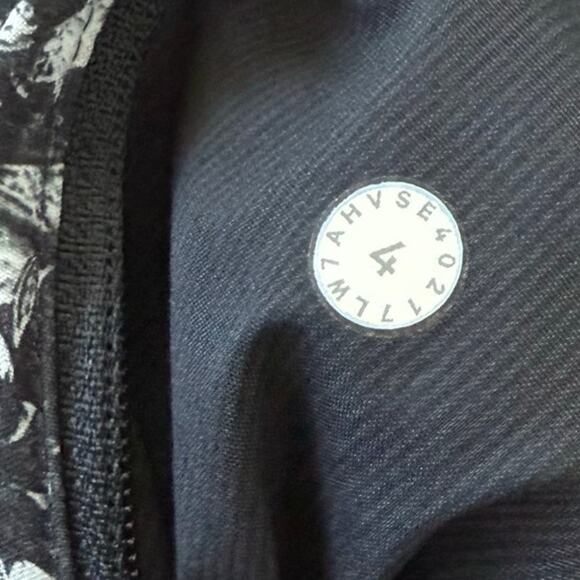 Lululemon Tracker Shorts V (4") Mash Up Black White Floral Sz 4 Workout Run Gym - Picture 9 of 13